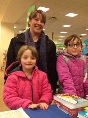 Mother-and-Daughters-at-Bookfair
